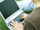 Un joven utilizando un ordenador.