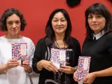 Las traductoras Mar&iacute;a Jos&eacute; Ferrada y Yumi Hoshino con Mari&aacute;n Bango, editora de 'El alma de las flores', el primer poemario de Kaneko Misuzu en castellano.
