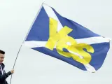 Un niño sostiene en Edimburgo una bandera de Escocia de apoyo al "sí" en el referéndum sobre la independencia de 2014.
