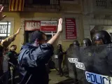 Manifestantes en la Via Laietana de Barcelona protestan frente a miembros de la Polic&iacute;a Nacional tras conocerse la sentencia por el juicio del proc&eacute;s.