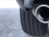 Tubo de escape de un coche.
