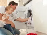 Un hombre pone la lavadora.