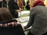 Imagen de archivo de una persona votando durante unas elecciones.