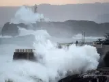 Una ola rompe en el faro de la isla de Mouro, en Cantabria.