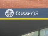 Imagen de una oficina de Correos con el emblema de la empresa