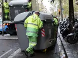 Operarios municipales reponen contenedores de basuras en Barcelona