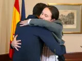 Abrazo entre Pablo Iglesias y Pedro S&aacute;nchez