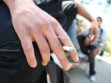Una persona fumando un cigarrillo.