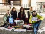 Grupo de activistas en Barcelona haciendo huelga de hambre.