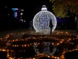 Imagen de una de las bolas de navidad que decoran el espectáculo 'Las Luces del Real Jardín Botánico' a su paso por Madrid.