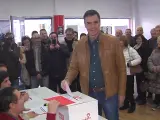 Sánchez vota en la consulta del PSOE para avalar el preacuerdo con Podemos