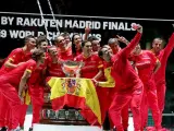 Los tenistas españoles y todo el equipo de la federación celebran el título.
