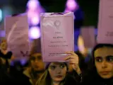 Manifestación con motivo del Día Internacional de la Eliminación de la Violencia contra la Mujer convocada por el Foro de Madrid contra la Violencia a las Mujeres, a su paso por las calles de la capital.