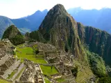 Este antiguo sitio inca está sufriendo mucha degradación por el elevado número de turistas recibidos, lo que ha hecho que se impongan restricciones. Los visitantes deben ir con guía oficial y está todo mucho más regulado.