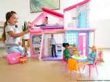 Mansión de Barbie con dos pisos y seis habitaciones