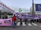 Otro grupo de manifestantes sostienen una pancarta en la que se puede leer: &quot;Crisis clim&aacute;tica. Estamos jodidos&quot;, durante una marcha junto a la entrada del COP25.