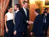Los reyes Felipe VI (2d) y Letizia (i) saludan al presidente del Partido Popular, Pablo Casado (2i), y al alcalde de Madrid, José Luis Martínez-Almeida (d).