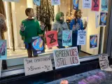 Activistas de Extinction Rebellion dentro de la tienda de Zara.