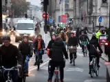 Ciclistas circulan por las calles de Par&iacute;s durante la jornada de huelga general del 5 de diciembre de 2019.