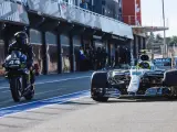 Hamilton y Rossi intercambian vehículos