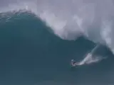 Los estadounidenses Paige Alms y Billy Kemper se han proclamado campeones del mundo de surf tras demostrar su pericia deportiva con olas de 9 a 15 metros de altura. El escenario ha sido la famosa ola de Jaws en la rompiente de Pe'ahi, en Maui (Hawái), lugar de procedencia de ambos ganadores.