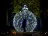 Bola de navidad gigante iluminada en el Real Jard&iacute;n Bot&aacute;nico de Madrid.
