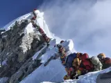 Más de 200 alpinistas colapsaron la cumbre del Everest el pasado 22 de mayo, provocando una peligrosa situación a 8.848 metros de altitud.