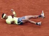 Una año más Rafa Nadal se tiró en la tierra batida de Roland Garros, para celebrar un nuevo triunfo en el Grand Slam parisino. En una temporada en la que ganó también el US Open y la Copa Davis con España, y finalizó como número uno del mundo.