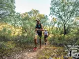 Dos corredores en una carrera por monta&ntilde;a en Extremadura