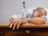 Dolor de cabeza, malestar estomacal, mareos o aturdimiento son algunos de los síntomas que provoca el consumo excesivo de alcohol.