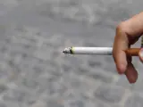 Persona fumando.