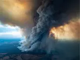 Columna de humo de uno de los incendios en Australia.