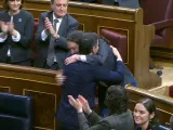 Pedro S&aacute;nchez y Pablo Iglesias se funden en un abrazo en el hemiciclo
