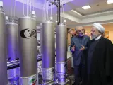 El presidente iraní, Hasan Rohani, inspeccionando una planta nuclear en Teherán, Irán.