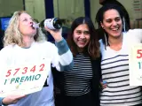Un grupo de mujeres celebra el primer premio en la administración de Lotería Doña Manolita.