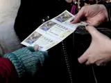 Una mujer compra varios boletos de la Lotería del Niño. (Archivo).