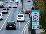 Un cartel avisa a los conductores de que entran a la Zona de Bajas Emisiones de Barcelona.