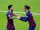 Messi y Griezmann celebran un gol del Barcelona.
