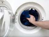 Imagen de introducción de ropa en una lavadora.