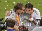Modric y Ramos celebran la Supercopa.