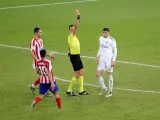 El árbitro muestra la tarjeta roja al madridista Fede Valverde.