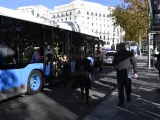 Un autobús de la Empresa Municipal de Transportes (EMT) estacionado en una parada donde se bajan los pasajeros durante la huelga convocada hoy por los trabajadores de la empresa a 3 de diciembre de 2019.
