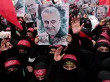 Musulmanes chiíes protestan en Lahore, Pakistán, por el asesinato del general iraní Qasem Soleimani a manos de EE UU.