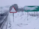 Un vehículo circula por la carretera N-344 en el límite de las comunidades de Murcia y Albacete durante la intensa nevada que se esta produciendo en la Región de Murcia.