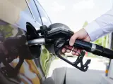 Conductor repostando en una gasolinera.