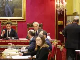 El presidente del PP de Granada, Sebasti&aacute;n P&eacute;rez (a la derecha), abandona el Pleno del Ayuntamiento tras su dimisi&oacute;n al frente del partido mientras interviene el alcalde, Luis Salvador (Ciudadanos)