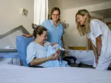 Recién nacido con su madre tras el parto