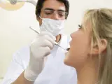Imagen de archivo de una mujer en la consulta de un dentista.