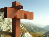 Casa con forma de cruz en los Alpes Suizos.