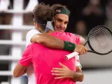 Nadal y Federer se abrazan tras su partido ben&eacute;fico en Sud&aacute;frica.